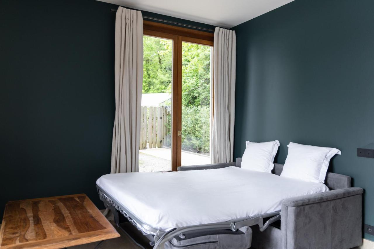 Le Palace De Menthon Kültér fotó A sofa bed
