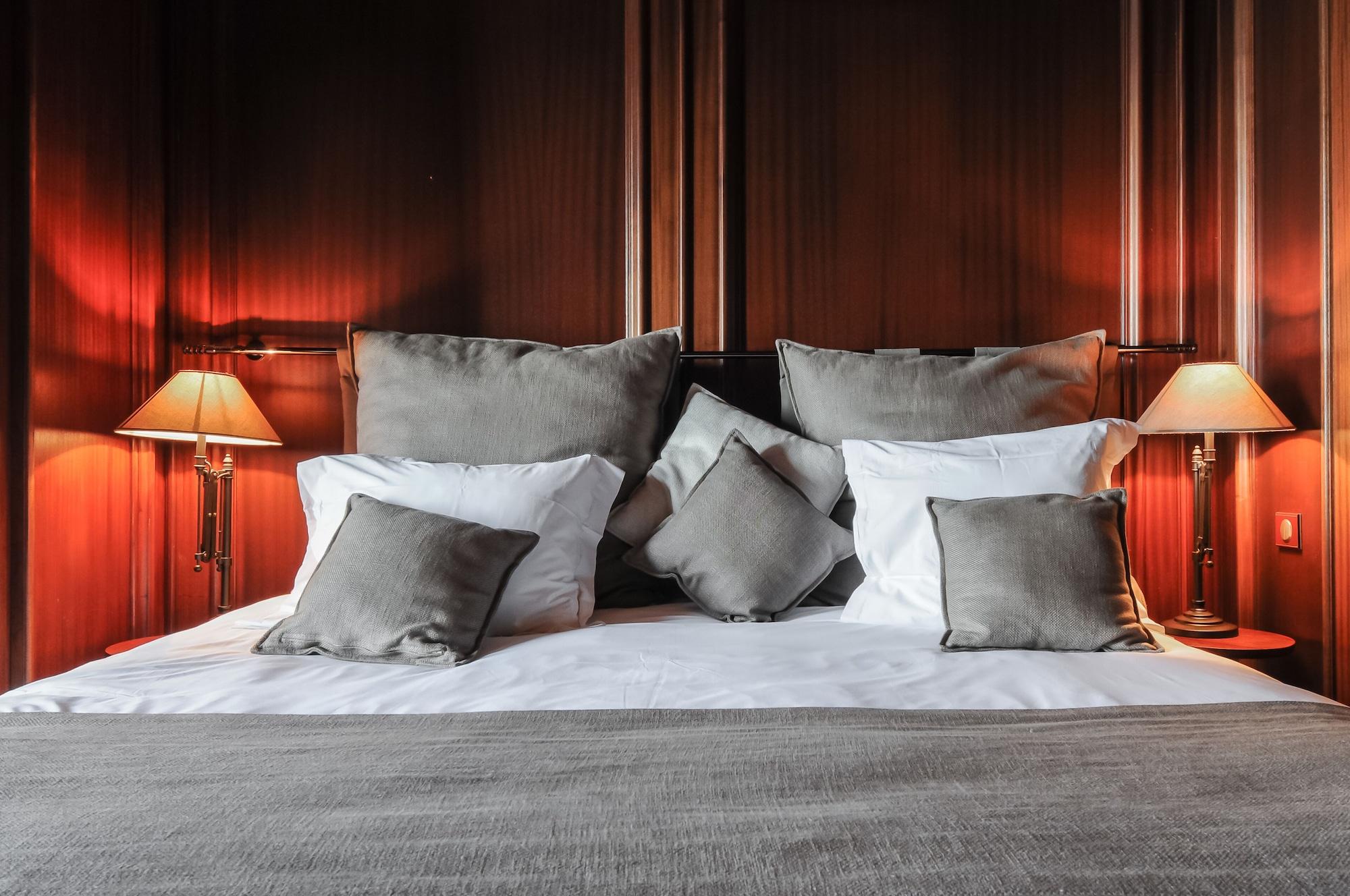 Le Palace De Menthon Kültér fotó A bed with cushions