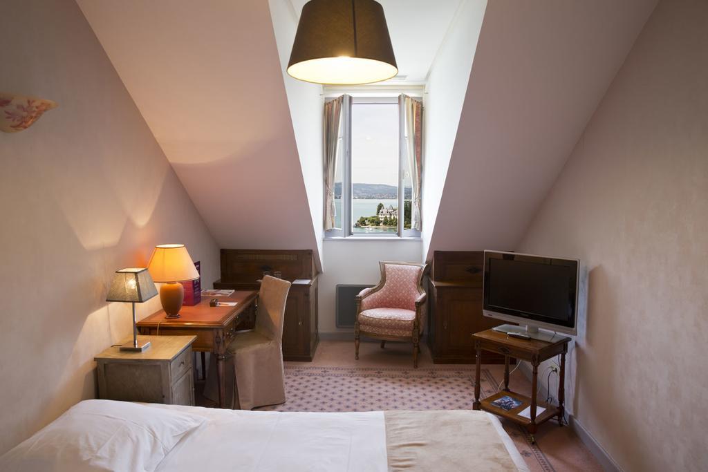Le Palace De Menthon Kültér fotó A room at the hotel
