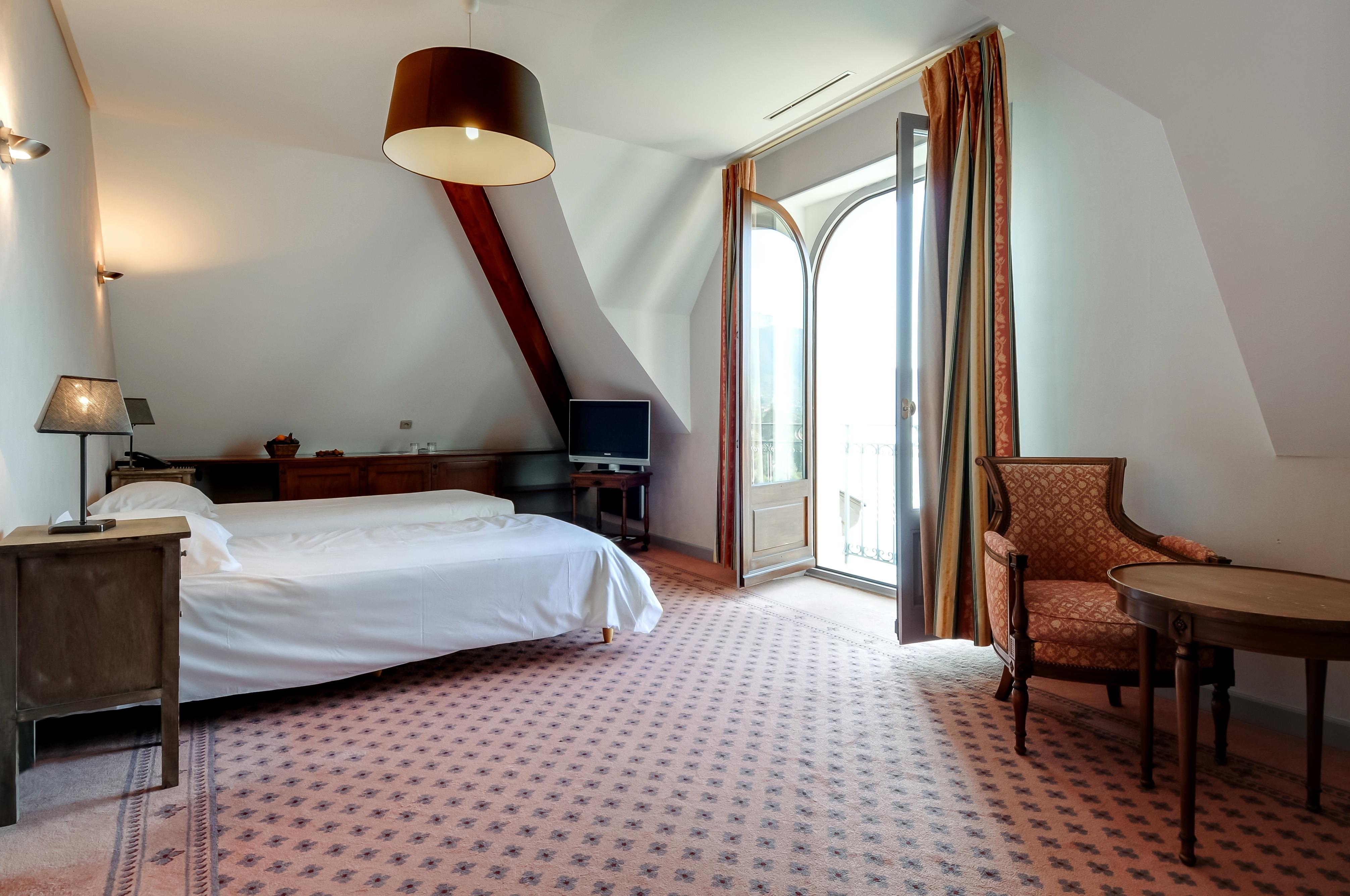 Le Palace De Menthon Kültér fotó A room at the hotel