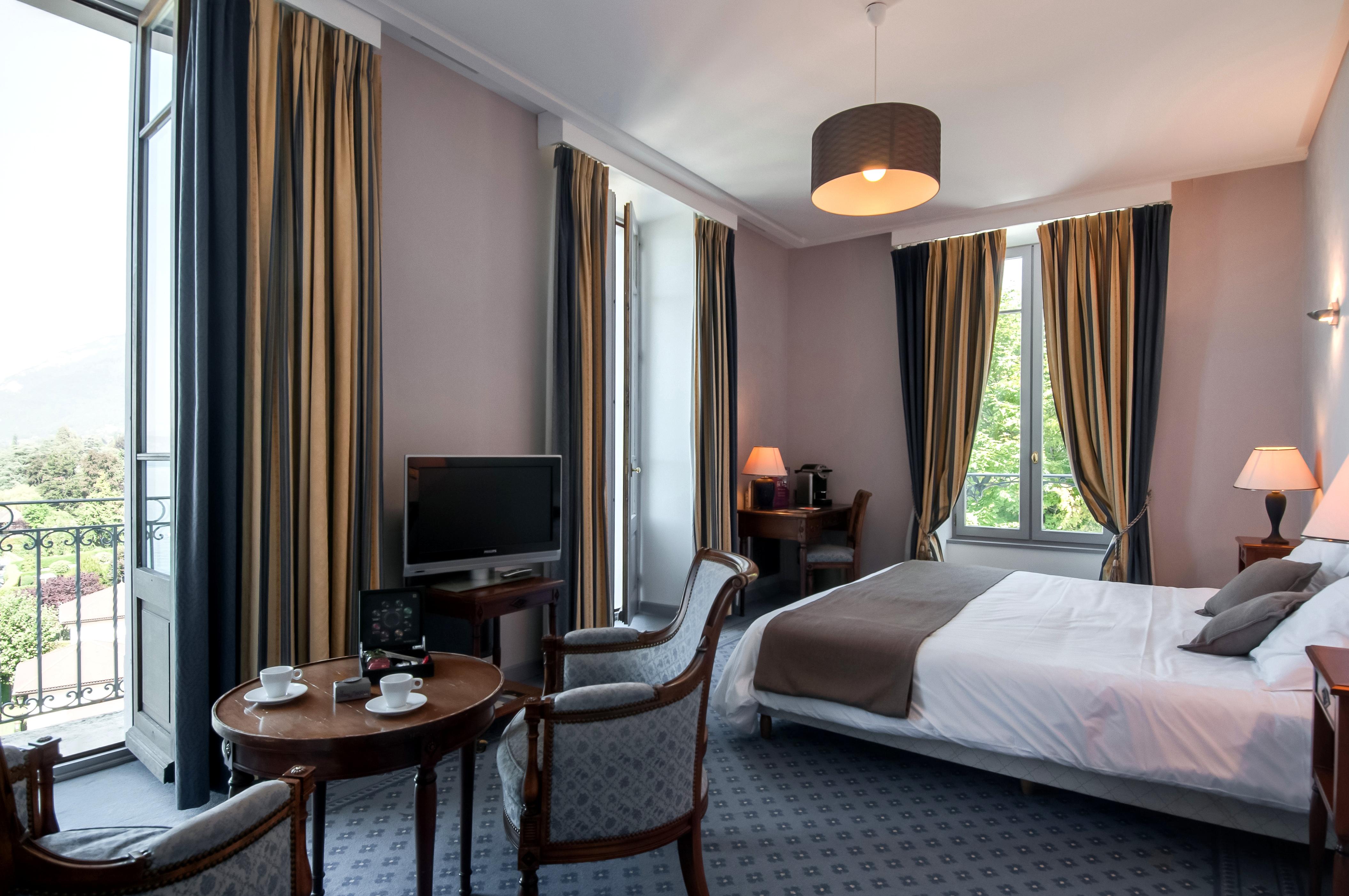 Le Palace De Menthon Kültér fotó A room at the hotel