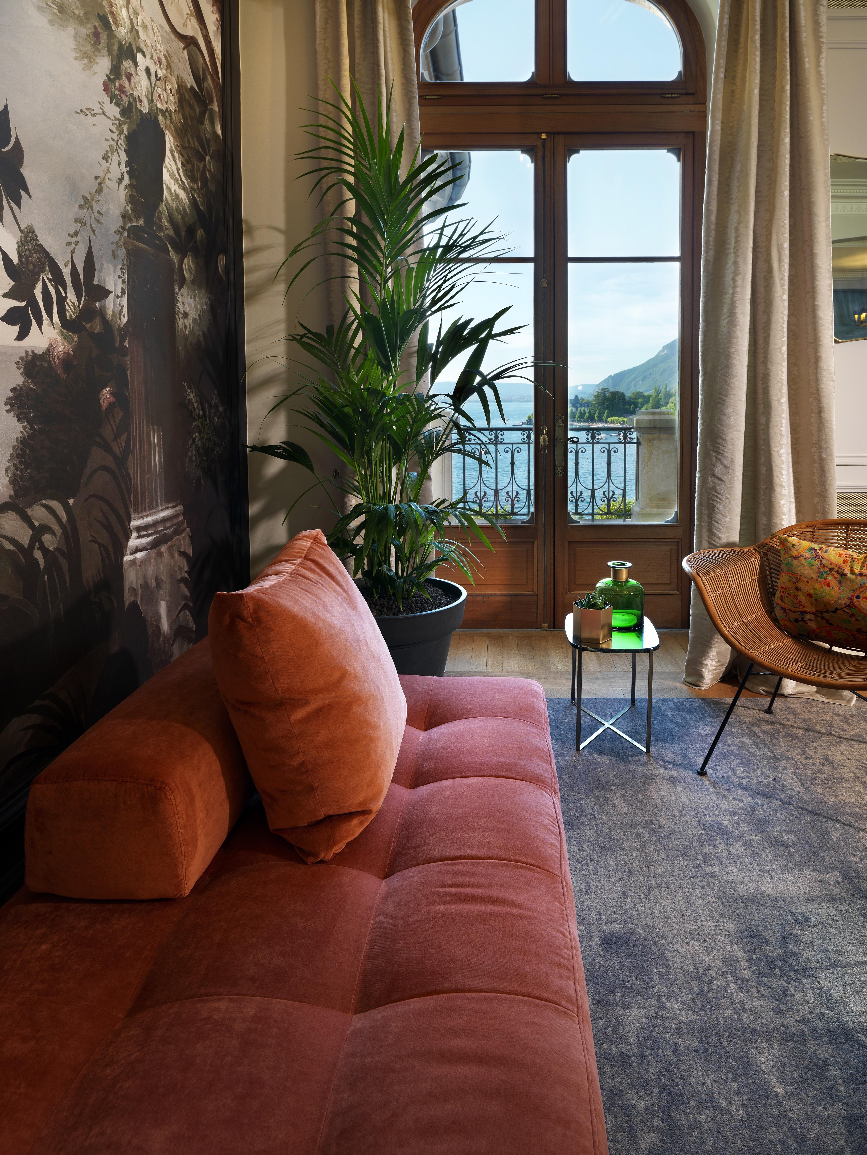 Le Palace De Menthon Kültér fotó A living room with a view of the sea