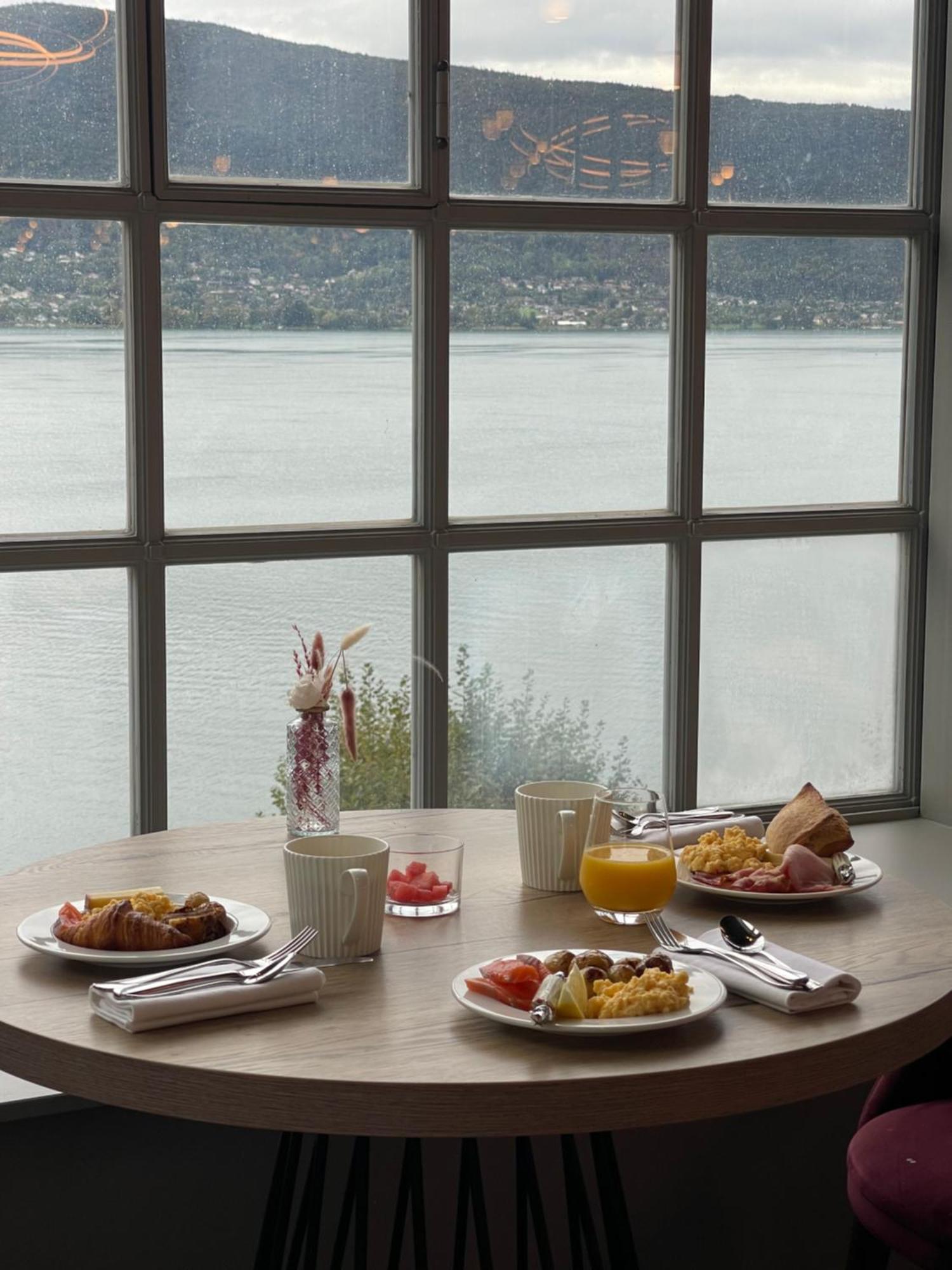 Le Palace De Menthon Kültér fotó A breakfast table