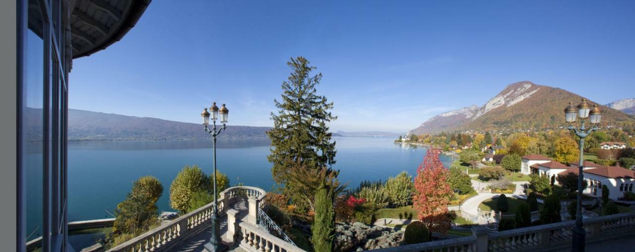Le Palace De Menthon Kültér fotó View of the lake from the town